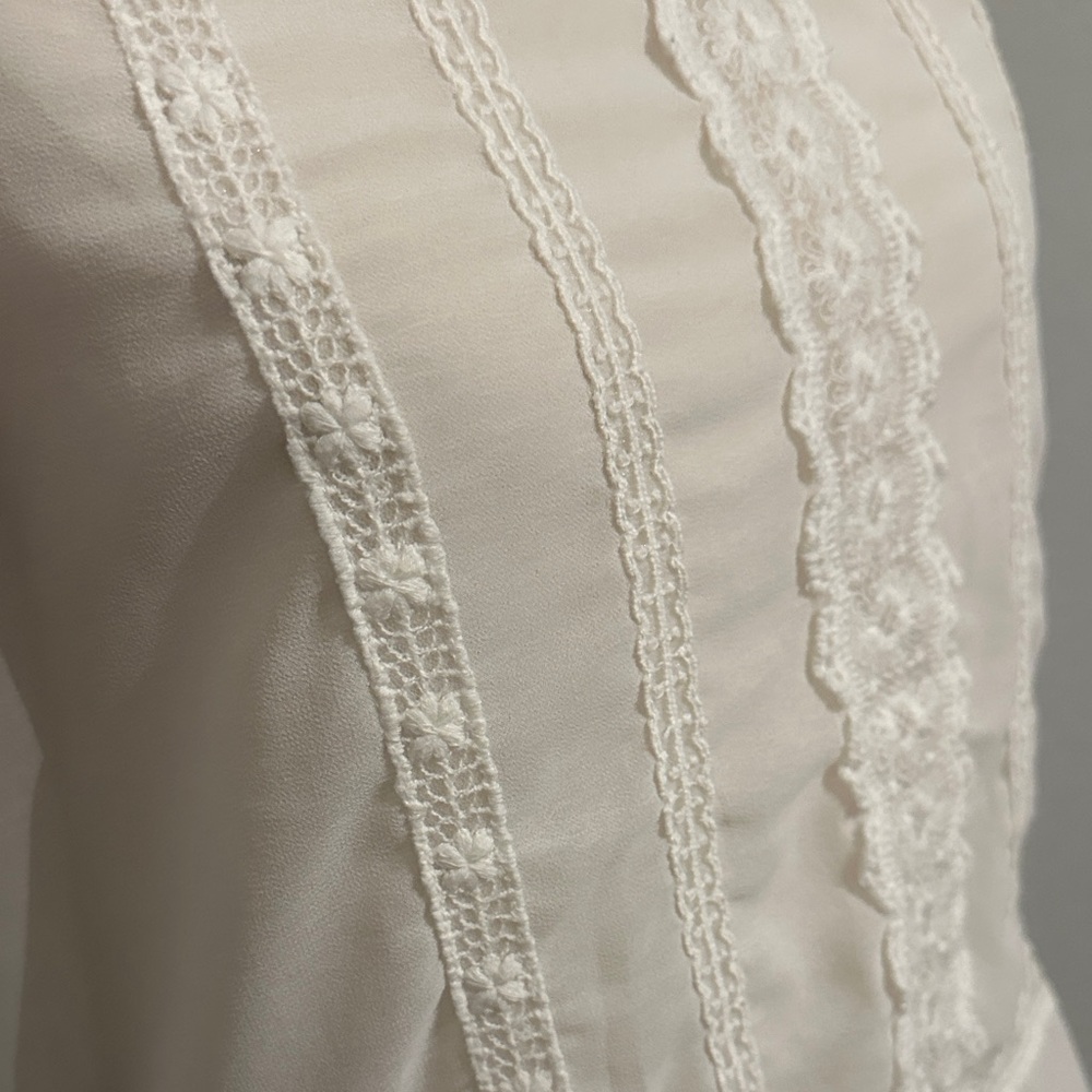 Chic Sleeveless Blouse with Lace Detail - Picture 2 of 3